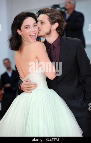 Venedig, Italien. 04 Sep, 2017. 74. Filmfestival von Venedig, roten Teppich Film "Una Famiglia' dargestellt: Matilda De Angelis, Andrea Arcangeli Credit: Unabhängige Fotoagentur Srl/Alamy leben Nachrichten Stockfoto