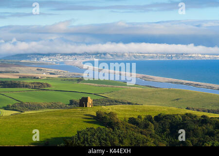 Abbotsbury, Dorset, Großbritannien. 4. September 2017. UK Wetter. Moody's Szene in St. Catherine's Kapelle in Abbotsbury in Dorset, wie die Abendsonne scheint durch die niedrige misty Wolken mit Blick entlang der Flotte auf der Isle of Portland. Photo Credit: Graham Jagd-/Alamy leben Nachrichten Stockfoto