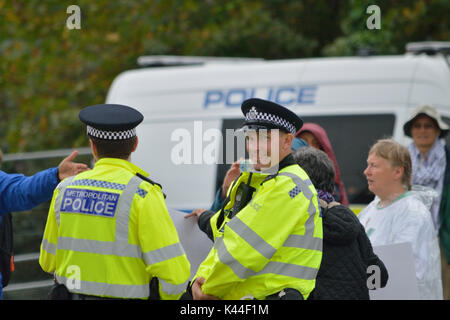 London, UK, 4. September 2017 Demonstranten außerhalb der Verteidigung und Sicherheit Equipment International (DSEI) Ausstellung 2017 im ExCel Exhibition Centre in East London gehalten wird. Credit: Christy/Alamy Leben Nachrichten. Stockfoto