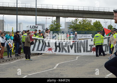 London, UK, 4. September 2017 Demonstranten außerhalb der Verteidigung und Sicherheit Equipment International (DSEI) Ausstellung 2017 im ExCel Exhibition Centre in East London gehalten wird. Credit: Christy/Alamy Leben Nachrichten. Stockfoto