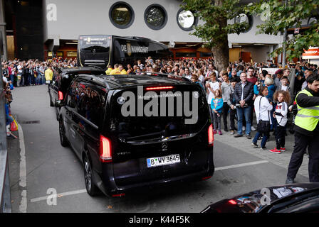 Stuttgart, Deutschland. 04 Sep, 2017. Ankunft des DFB-mannschaftsbusses. GES/Fussball/WM-Qualifikation: Deutschland - Norwegen, 04.09.2017 Fußball: WM-Qualifikation: Deutschland vs Norwegen, Stuttgart, September 4, 2017 | Verwendung weltweit Quelle: dpa/Alamy leben Nachrichten Stockfoto