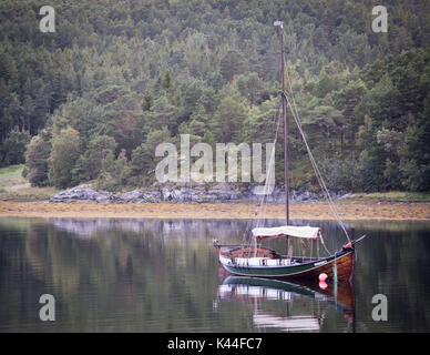 Afjord, Trondelag, Norwegen. 8 Aug, 2017. Die Afjord Boot ist ein Holzboot mit Segeln angetrieben mit einem unverwechselbaren Design ähnlich wie die Viking longboat und wurde in heimischen Gewässern um Afjord, Norwegen zum Angeln und Transport von Fracht verwendet. Die Boote Design macht es extrem besonders im rauhen Wetter stabil leicht durch die weisse und dunkle grüne Lackierung am Rumpf, die durch die Tradition und die lokale Kultur, die Herkunft bedeutet als Afjord Boot identifiziert werden kann. In der Regel der Norwegischen aus Fichte, der Afjord Boot seit vielen Jahrhunderten mit lokalen Handwerkern, so viele wie mehrere gemacht worden Stockfoto