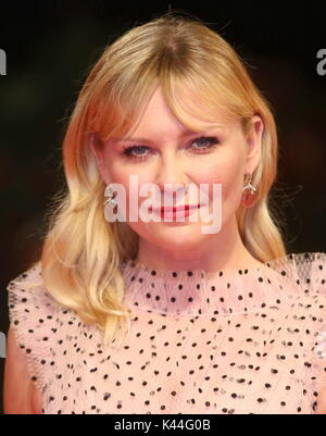 Venedig, Italien. 4. September 2017. Schauspielerin Kirsten Dunst sorgt sich an den Film 'Woodshock 'Premiere während der 74. Internationalen Filmfestspielen von Venedig am Lido von Venedig am 4. September, 2017. Quelle: Andrea Spinelli/Alamy leben Nachrichten Stockfoto