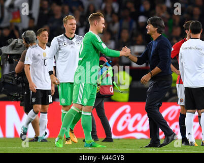 Stuttgart, Deutschland. 04 Sep, 2017. Lambda Joachim Jogi Löw (Deutschland) Mijn sich nach Spielende bei Das 1:0 fiel Treber - Andre ter Stegen (Deutschland). GES/Fussball/WM-Qualifikation: Deutschland - Norwegen, 04.09.2017 Fußball: WM-Qualifikation: Deutschland vs Norwegen, Stuttgart, September 4, 2017 | Verwendung weltweit Quelle: dpa/Alamy leben Nachrichten Stockfoto