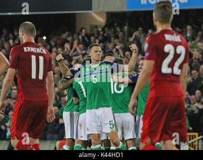 Nationale Fußball-Stadion im Windsor Park, Belfast, Nordirland. 04. September 2017. 2018 WM-Qualifikationsspiel - Nordirland v Tschechische Republik. Jonny Evans (5) feiert Chris Brunt's Ziel.. Credit: David Hunter/Alamy Leben Nachrichten. Stockfoto