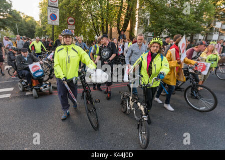 London, Großbritannien. 5. Sep 2017. Die Menschen gehen auf die Straße für die 10-minütige stille Sterben -, die am Ende des Töten Radfahrer vigil für Ardian Zagani, 6 Radfahrer auf Londons Straßen dieses Jahr getötet, die von einem Van auf dem Camden Rd am vergangenen Donnerstag getötet wurde. Vor dem Sterben Lautsprecher aufgerufen für TfL, die Londoner Bürgermeister und Räte, vor allem Islington, wo dieser Tod, der Londoner Straßen für Radfahrer sicher und für die Polizei, die Geschwindigkeitsbegrenzungen geltend zu machen. Credit: Peter Marschall/Alamy leben Nachrichten Stockfoto