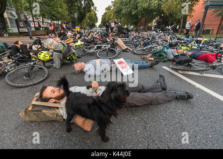 London, Großbritannien. 5. Sep 2017. Töten Radfahrer beobachten 10 Minuten stille Sterben - in der Camden Road blocking am Ende der Mahnwache für Ardian Zagani, 6 Radfahrer auf Londons Straßen dieses Jahr getötet, die von einem Van auf dem Camden Rd am vergangenen Donnerstag getötet wurde. Vor dem Sterben Lautsprecher aufgerufen für TfL, die Londoner Bürgermeister und Räte, vor allem Islington, wo dieser Tod, der Londoner Straßen für Radfahrer sicher und für die Polizei, die Geschwindigkeitsbegrenzungen geltend zu machen. Credit: Peter Marschall/Alamy leben Nachrichten Stockfoto