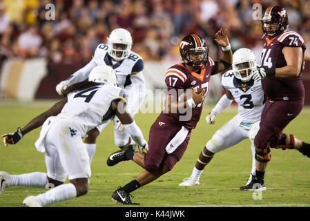 Landover, Maryland, USA. 3. Sep 2017. Virginia Tech Hokies Quarterback Josh JACKSON (17) schneidet zurück wie West Virginia Bergsteiger cornerback MIKE DANIELS JR. (4) Schließt sich während des Spiels bei FedEx Field in Landover, Md gespielt. Virginia Tech beat WVU 31-24. Credit: Ken Inness/ZUMA Draht/Alamy leben Nachrichten Stockfoto