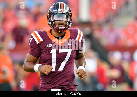 Landover, Maryland, USA. 3. Sep 2017. Virginia Tech Hokies Quarterback Josh JACKSON (17) nach dem Aufwärmen vor dem Spiel bei FedEx Feld in Landover, Md. Virginia Tech beat WVU 31-24. Credit: Ken Inness/ZUMA Draht/Alamy leben Nachrichten Stockfoto