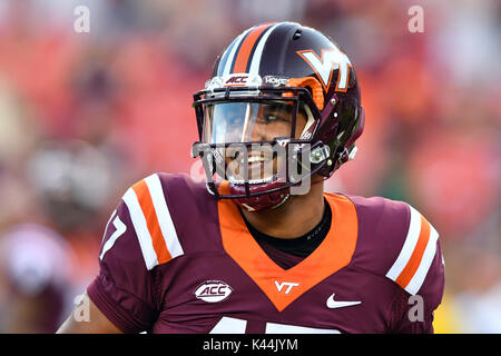 Landover, Maryland, USA. 3. Sep 2017. Virginia Tech Hokies Quarterback Josh JACKSON (17) nach dem Aufwärmen vor dem Spiel gespielt bei FedEx Field in Landover, Md. Virginia Tech beat WVU 31-24. Credit: Ken Inness/ZUMA Draht/Alamy leben Nachrichten Stockfoto