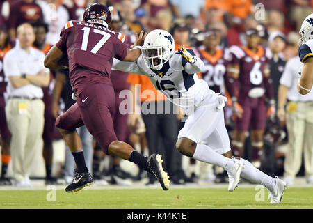 Landover, Maryland, USA. 3. Sep 2017. West Virginia Bergsteiger Sicherheit TOYOUS AVERY (16) versucht, ein Kriechen, Virginia Tech Hokies Quarterback Josh JACKSON (17) Während des Spiels in den Griff am FedEx Feld in Landover, Md gespielt. Virginia Tech beat WVU 31-24. Credit: Ken Inness/ZUMA Draht/Alamy leben Nachrichten Stockfoto