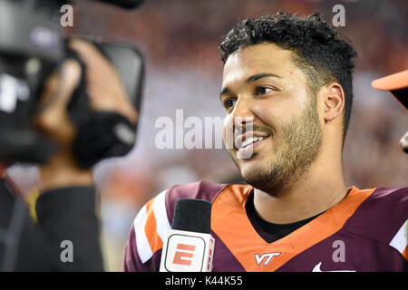 Landover, Maryland, USA. 3. Sep 2017. Virginia Tech Hokies Quarterback Josh JACKSON (17) ist nach seinem ersten Karriere Spiel, bei FedEx Feld in Landover, Md gespielt wurde interviewt. Virginia Tech beat WVU 31-24. Credit: Ken Inness/ZUMA Draht/Alamy leben Nachrichten Stockfoto