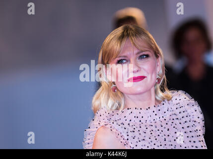 Venedig, Italien. 4. Sep 2017. Schauspielerin Kirsten Dunst besucht die Premiere des Films 'Woodshock' auf dem 74. Filmfestival in Venedig Venedig, Italien, Sept. 4, 2017. Credit: Jin Yu/Xinhua/Alamy leben Nachrichten Stockfoto