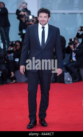 Venedig, Italien. 4. Sep 2017. Schauspieler Patrick Bruel besucht die Premiere des Films 'Una Famiglia" auf dem 74. Filmfestival in Venedig Venedig, Italien, Sept. 4, 2017. Credit: Jin Yu/Xinhua/Alamy leben Nachrichten Stockfoto