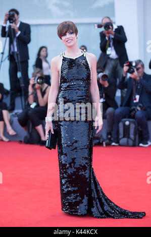 Venedig, Italien. 4. Sep 2017. Schauspielerin Micaela Ramazzotti besucht die Premiere des Films 'Una Famiglia" auf dem 74. Filmfestival in Venedig Venedig, Italien, Sept. 4, 2017. Credit: Jin Yu/Xinhua/Alamy leben Nachrichten Stockfoto