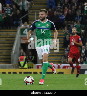 Nationale Fußball-Stadion im Windsor Park, Belfast, Nordirland. 04. September 2017. 2018 WM-Qualifikationsspiel - Nordirland v Tschechische Republik. Nordirlands Stuart Dallas (14). Quelle: David Hunter/Alamy Leben Nachrichten. Stockfoto