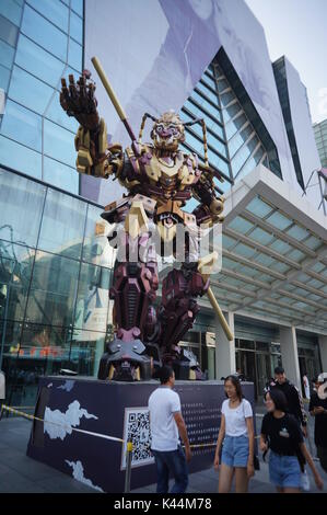 Peking, Peking, China. 30 Aug, 2017. Peking, China, 30. August 2017: (redaktionelle Verwendung. CHINA). Der riesige Skulpturen von Kung Fu Panda und Monkey King können vor einer Shopping Mall in Peking gesehen werden, August 30th, 2017. Credit: SIPA Asien/ZUMA Draht/Alamy leben Nachrichten Stockfoto