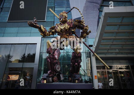 Peking, Peking, China. 30 Aug, 2017. Peking, China, 30. August 2017: (redaktionelle Verwendung. CHINA). Der riesige Skulpturen von Kung Fu Panda und Monkey King können vor einer Shopping Mall in Peking gesehen werden, August 30th, 2017. Credit: SIPA Asien/ZUMA Draht/Alamy leben Nachrichten Stockfoto