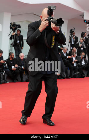 Venedig, Italien. 03 Sep, 2017. Paolo Virzì Spaziergänge auf dem Roten Teppich vor dem "Una Famiglia' Screening während der 74Th Venedig Film Festival in der Sala Grande am 3. September 2017 in Venedig, Italien. Credit: Annalisa Flori/Medien Punch/Alamy leben Nachrichten Stockfoto