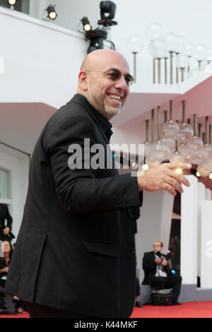 Venedig, Italien. 03 Sep, 2017. Paolo Virzì Spaziergänge auf dem Roten Teppich vor dem "Una Famiglia' Screening während der 74Th Venedig Film Festival in der Sala Grande am 3. September 2017 in Venedig, Italien. Credit: Annalisa Flori/Medien Punch/Alamy leben Nachrichten Stockfoto