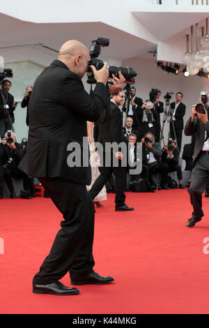 Venedig, Italien. 03 Sep, 2017. Paolo Virzì Spaziergänge auf dem Roten Teppich vor dem "Una Famiglia' Screening während der 74Th Venedig Film Festival in der Sala Grande am 3. September 2017 in Venedig, Italien. Credit: Annalisa Flori/Medien Punch/Alamy leben Nachrichten Stockfoto