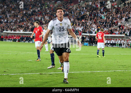 Stuttgart, Deutschland. 4. Sep 2017. In Deutschland Mario Gomez feiert nach dem Scoring während einer 2018 WM-Qualifikationsspiel zwischen Deutschland und Norwegen in Stuttgart, Deutschland, an Sept. 4, 2017. Deutschland gewann 6-0. Credit: Ulrich Hufnagel/Xinhua/Alamy leben Nachrichten Stockfoto