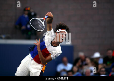 Flushing Meadows, New York, USA. 4. Sep 2017. US Open Tennis: Nr. 6 gesätes Dominic Thiem Österreichs dient während seiner vierten Runde gegen Juan Martin Del Potro aus Argentinien bei den US Open in Flushing Meadows, New York. del Potro das Match in fünf Sätzen zu den Viertelfinalen vorzurücken gewonnen. Quelle: Adam Stoltman/Alamy leben Nachrichten Stockfoto