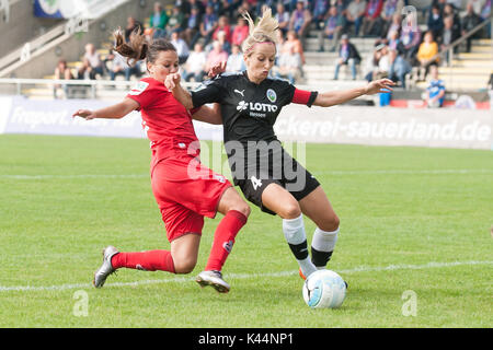 Frankfurt, Deutschland. 03 Sep, 2017. Amber HEARN (li., K) gegen Kathrin HENDRICH (F), Aktion, Zweikampf, Fussball Frauen 1. Bundesliga, 1. Spieltag, 1.FFC Frankfurt (F) - 1.FC Köln (K), am 03.09.2017 in Frankfurt/Deutschland. | Verwendung weltweit Quelle: dpa/Alamy leben Nachrichten Stockfoto