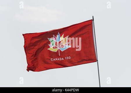 Abbotsford, British Columbia, Kanada. 12 Aug, 2017. Eine Fahne mit dem offiziellen Logo der Sesquicentennial (150.) Jahrestag. Credit: bayne Stanley/ZUMA Draht/Alamy leben Nachrichten Stockfoto