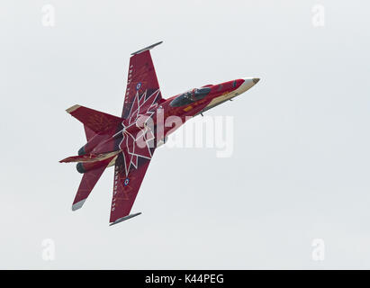 Abbotsford, British Columbia, Kanada. 12 Aug, 2017. Eine McDonnell Douglas CF-18 Kampfjets der Royal Canadian Air Force (Rcaf), in speziellen gemalt'' Kanada 150'' Livery, führt eine Antenne Anzeige an der Abbotsford International Airshow. Credit: bayne Stanley/ZUMA Draht/Alamy leben Nachrichten Stockfoto