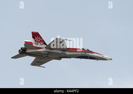 Abbotsford, British Columbia, Kanada. 12 Aug, 2017. Eine McDonnell Douglas CF-18 Kampfjets der Royal Canadian Air Force (Rcaf), in speziellen gemalt'' Kanada 150'' Livery, führt eine Antenne Anzeige an der Abbotsford International Airshow. Credit: bayne Stanley/ZUMA Draht/Alamy leben Nachrichten Stockfoto