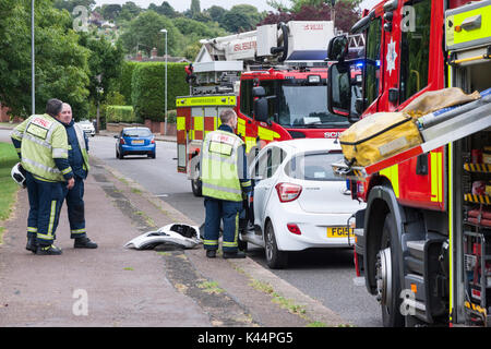 Northampton, Großbritannien. 5. Sep 2017. Ersten Tag zurück in die Schule. Die Schule endet in Katastrophe für einen Treiber (weißes Auto) Wer aus Landcross auf Abington Park Crescent vor gegenverkehr gezogen, Jugendliche in der Rückseite des weißes Auto berichtet wurden, verletzt zu werden, Feuerwehr und Polizei waren anwesend. Credit: Keith J Smith./Alamy leben Nachrichten Stockfoto