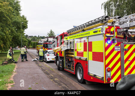 Northampton, Großbritannien. 5. Sep 2017. Ersten Tag zurück in die Schule. Die Schule endet in Katastrophe für einen Treiber (weißes Auto) Wer aus Landcross auf Abington Park Crescent vor gegenverkehr gezogen, Jugendliche in der Rückseite des weißes Auto berichtet wurden, verletzt zu werden, Feuerwehr und Polizei waren anwesend. Credit: Keith J Smith./Alamy leben Nachrichten Stockfoto