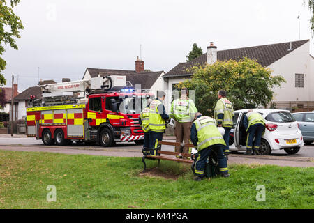 Northampton, Großbritannien. 5. Sep 2017. Ersten Tag zurück in die Schule. Die Schule endet in Katastrophe für einen Treiber (weißes Auto) Wer aus Landcross auf Abington Park Crescent vor gegenverkehr gezogen, Jugendliche in der Rückseite des weißes Auto berichtet wurden, verletzt zu werden, Feuerwehr und Polizei waren anwesend. Credit: Keith J Smith./Alamy leben Nachrichten Stockfoto