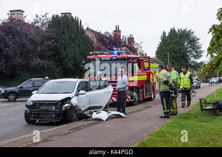 Northampton, Großbritannien. 5. Sep 2017. Ersten Tag zurück in die Schule. Die Schule endet in Katastrophe für einen Treiber (weißes Auto) Wer aus Landcross auf Abington Park Crescent vor gegenverkehr gezogen, Jugendliche in der Rückseite des weißes Auto berichtet wurden, verletzt zu werden, Feuerwehr und Polizei waren anwesend. Credit: Keith J Smith./Alamy leben Nachrichten Stockfoto