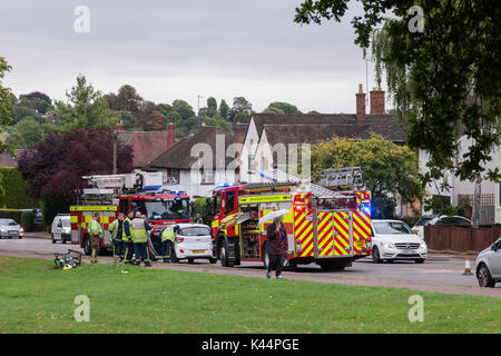 Northampton, Großbritannien. 5. Sep 2017. Ersten Tag zurück in die Schule. Die Schule endet in Katastrophe für einen Treiber (weißes Auto) Wer aus Landcross auf Abington Park Crescent vor gegenverkehr gezogen, Jugendliche in der Rückseite des weißes Auto berichtet wurden, verletzt zu werden, Feuerwehr und Polizei waren anwesend. Credit: Keith J Smith./Alamy leben Nachrichten Stockfoto