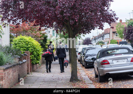 Northampton, Großbritannien. 5. Sep 2017. Ersten Tag zurück in die Schule, Northampton. Schüler entlang Ardington Rd Richtung Northampton Schule für Jungen am ersten Tag zurück. Credit: Keith J Smith./Alamy leben Nachrichten Stockfoto