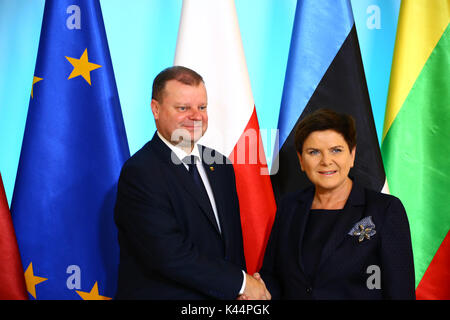 Warschau, Polen. 5. Sep 2017. Premierminister von Litauen Saulius Skvernelis und Lettlands Maris Kucinskis kam zusammen mit Estnische Botschafterin Harri Tiido für offizielle Besuch der Baltischen Staaten zu Primer Beata Szydlo in Warschau. Credit: Jake Ratz/Alamy leben Nachrichten Stockfoto