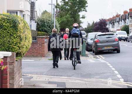 Northampton, Großbritannien. 5. Sep 2017. Ersten Tag zurück in die Schule, Northampton. Schüler entlang Ardington Rd Richtung Northampton Schule für Jungen am ersten Tag zurück. Credit: Keith J Smith./Alamy leben Nachrichten Stockfoto