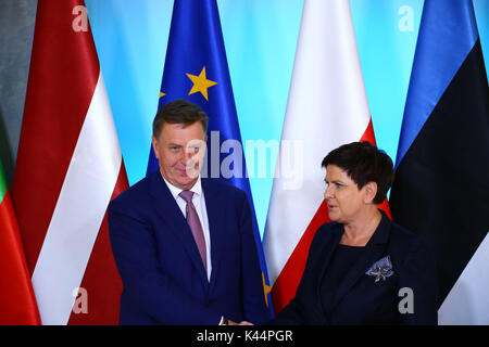 Warschau, Polen. 5. Sep 2017. Premierminister von Litauen Saulius Skvernelis und Lettlands Maris Kucinskis kam zusammen mit Estnische Botschafterin Harri Tiido für offizielle Besuch der Baltischen Staaten zu Primer Beata Szydlo in Warschau. Credit: Jake Ratz/Alamy leben Nachrichten Stockfoto