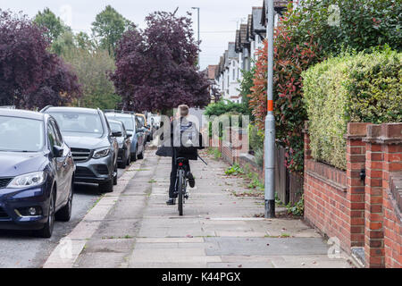 Northampton, Großbritannien. 5. Sep 2017. Ersten Tag zurück in die Schule, Northampton. Schüler entlang Ardington Rd Richtung Northampton Schule für Jungen am ersten Tag zurück. Credit: Keith J Smith./Alamy leben Nachrichten Stockfoto