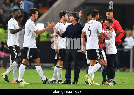 Stuttgart, Deutschland. 04 Sep, 2017. Lambda Joachim Jogi Löw, NIEDRIG (GER) gratuliert / Spielende-Spielern, Hände schütteln. v. li: Antonio Rüdiger (GER), Matts HUMMELS (GER), Jonas HECTOR (GER), lambda Joachim Jogi Löw, NIEDRIG (GER), Re: Sami Khedira (GER). Fussball Laenderspiel, WM-Qualifikation, Deutschland (GER) - Norwegen (NOR) 6-0, am 04.09.2017, M E R C E D E S B E N Z E R N A/S T U T T G A R T | Verwendung weltweit Quelle: dpa/Alamy leben Nachrichten Stockfoto