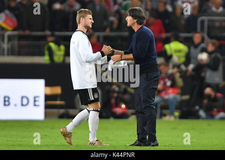 Stuttgart, Deutschland. 04 Sep, 2017. Lambda Joachim Jogi Löw, NIEDRIG (GER) gratuliert / Spielende Timo WERNER (GER), Hände schütteln. Fussball Laenderspiel, WM-Qualifikation, Deutschland (GER) - Norwegen (NOR) 6-0, am 04.09.2017, M E R C E D E S B E N Z E R N A/S T U T T G A R T | Verwendung weltweit Quelle: dpa/Alamy leben Nachrichten Stockfoto