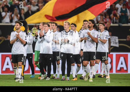 Stuttgart, Deutschland. 04 Sep, 2017. Die deutschen Spieler danken ihren Fans nach der Fußball WM Qualifikation Gruppe Gruppenspiel zwischen Deutschland und Norwegen in der Mercedes-Benz Arena in Stuttgart, Deutschland, 04. September 2017. Foto: Andreas Gebert/dpa/Alamy leben Nachrichten Stockfoto