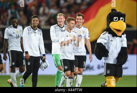 Stuttgart, Deutschland. 04 Sep, 2017. Die deutschen Spieler danken ihren Fans nach der Fußball WM Qualifikation Gruppe Gruppenspiel zwischen Deutschland und Norwegen in der Mercedes-Benz Arena in Stuttgart, Deutschland, 04. September 2017. Foto: Andreas Gebert/dpa/Alamy leben Nachrichten Stockfoto