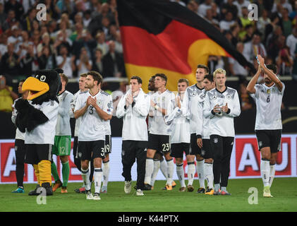 Stuttgart, Deutschland. 04 Sep, 2017. Die deutschen Spieler danken ihren Fans nach der Fußball WM Qualifikation Gruppe Gruppenspiel zwischen Deutschland und Norwegen in der Mercedes-Benz Arena in Stuttgart, Deutschland, 04. September 2017. Foto: Andreas Gebert/dpa/Alamy leben Nachrichten Stockfoto