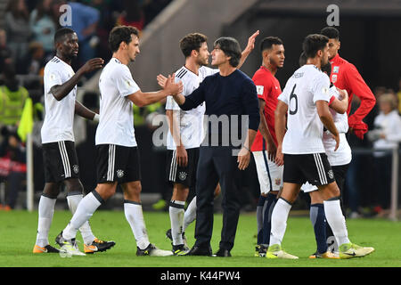 Stuttgart, Deutschland. 04 Sep, 2017. Lambda Joachim Jogi Löw, NIEDRIG (GER) gratuliert / Spielende-Spielern, Hände schütteln. v. li: Antonio Rüdiger (GER), Matts HUMMELS (GER), Jonas HECTOR (GER), lambda Joachim Jogi Löw, NIEDRIG (GER), Re: Sami Khedira (GER). Fussball Laenderspiel, WM-Qualifikation, Deutschland (GER) - Norwegen (NOR) 6-0, am 04.09.2017, M E R C E D E S B E N Z E R N A/S T U T T G A R T | Verwendung weltweit Quelle: dpa/Alamy leben Nachrichten Stockfoto