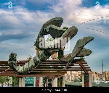 Barcelona, Spanien. 19 Okt, 2004. Dieses unkonventionelle Riese fiberglas Garnelen/hummer Skulptur des spanischen Künstlers Javier Marisca ist auf dem Passeig Colom im Eixample Viertel von Barcelona. Ein wichtiges touristisches Ziel, Barcelona hat ein reiches kulturelles Erbe. Credit: Arnold Drapkin/ZUMA Draht/Alamy leben Nachrichten Stockfoto