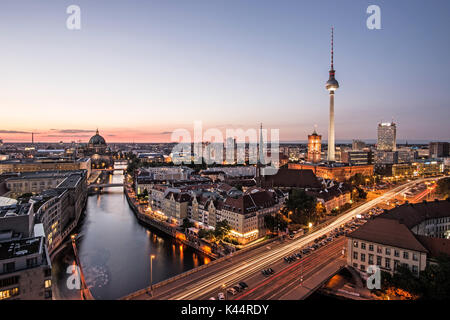 Berlin, Deutschland. 04 Sep, 2017. Der Fernsehturm steigt in den wolkenlosen Himmel über Berlin, Deutschland, 4. September 2017. (Bei Aufnahme) Foto: Paul Zinken/dpa/Alamy leben Nachrichten Stockfoto