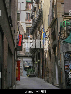 Barcelona, Spanien. 19 Okt, 2004. Die alten, schmalen Gassen des gotischen Viertels (Barri Gòtic) in Barcelona. Ein wichtiges touristisches Ziel, Barcelona hat ein reiches kulturelles Erbe. Credit: Arnold Drapkin/ZUMA Draht/Alamy leben Nachrichten Stockfoto